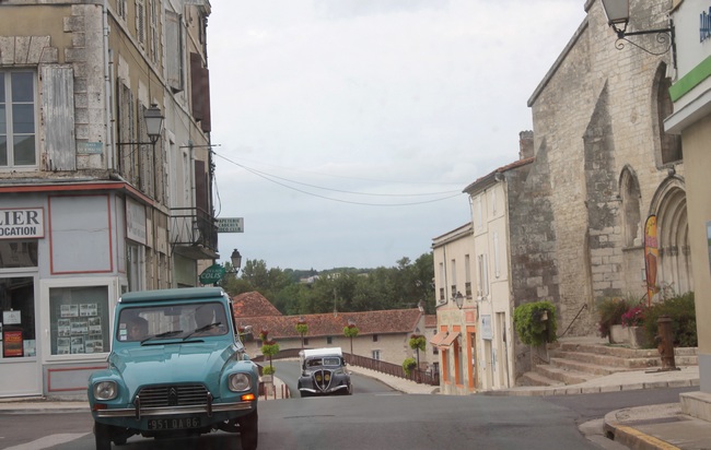 Mansle, entrée de la ville après le pont sur la Charente