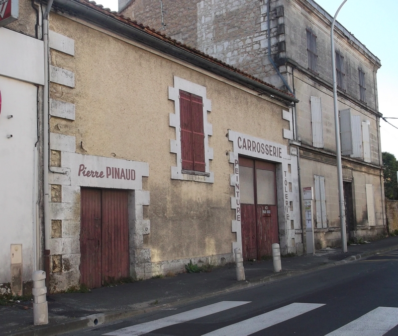 Atelier de carrosserie, le Gond-Pontouvre