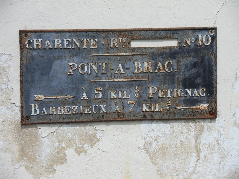 La plaque de cocher au centre de Pont-à-Brac