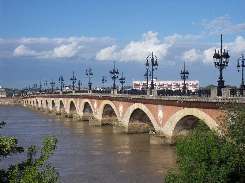 Le pont de pierre de Bordeaux et ses 17 arches