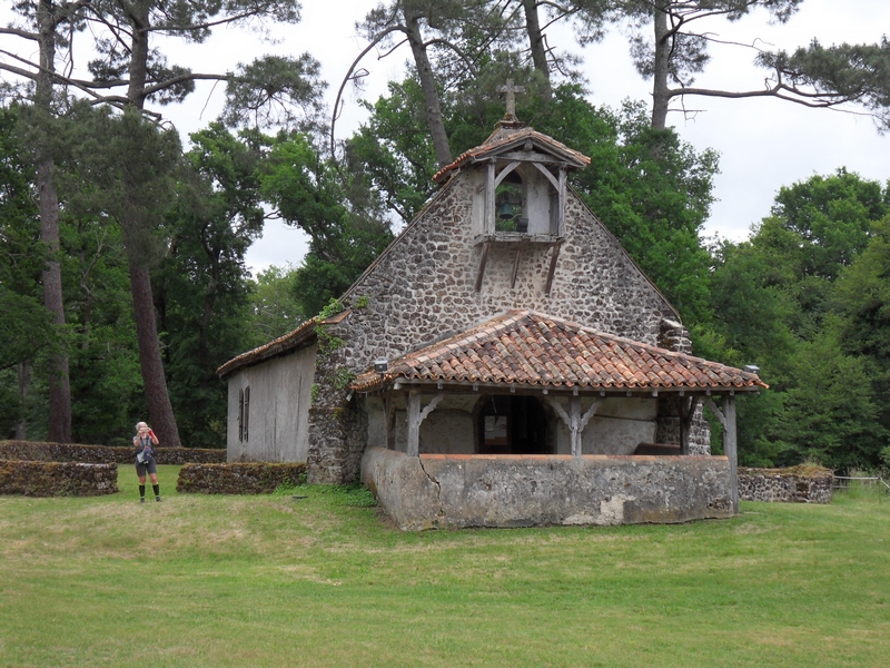 La chapelle St-Roch et son agréable airial au Muret (Landes)